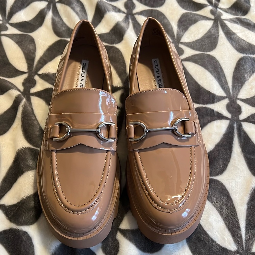 NWT -  Tan patent leather loafer SIZE 9